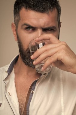 Hipster içecek su sakallı