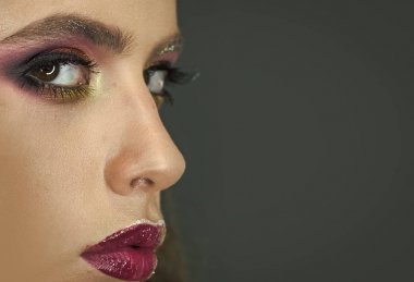 Makyaj güzellik model glamour ile bul. Göz makyajı ve mor dudaklar, güzellik kadın. Kadın genç deri yüz, Cilt Bakımı, gençlik. Cilt Bakımı, kozmetik ve sima. Moda kız, kopya alanı.