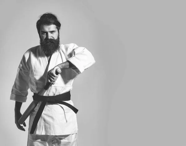 Skäggiga leende karate man i kimono med gröna basebollträ — Stockfoto