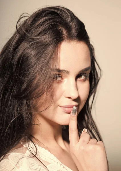 Kvinna med lång brunett hår touch läppar med finger — Stockfoto
