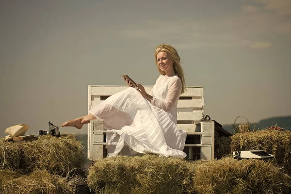 わらリースと晴れた日に白いドレスの女の子 — ストック写真