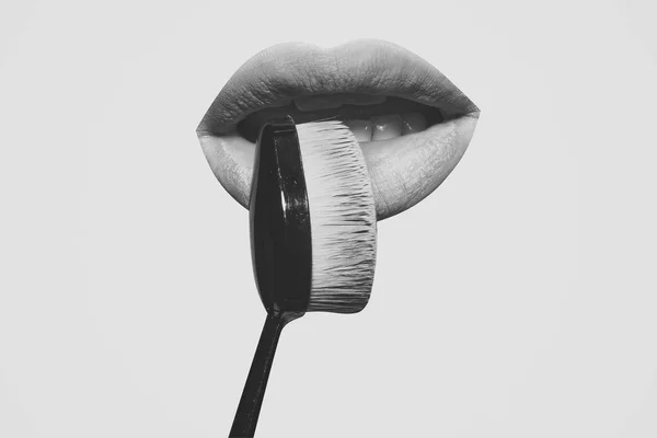 財団とセクシーな女性のピンクの唇のメイクアップ ブラシ — ストック写真