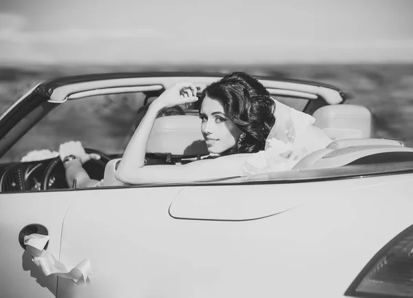 Noiva no véu sentar-se no carro branco cabriolet, casamento — Fotografia de Stock