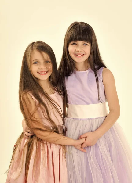 Pequenas meninas irmã com cabelos longos isolados no branco . — Fotografia de Stock