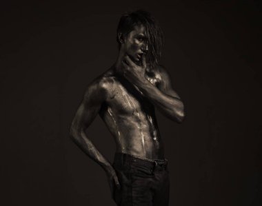 Adam kendine güvenen seksi ifade ile poz tutan parmak dudaklarından.