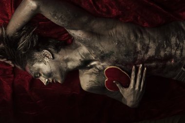 Sevgililer günü kavramı. Maço ile gizemli yüzünde makyaj,