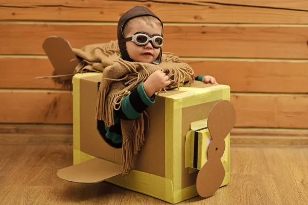 Картонний літак, дитинство, пілот маленького хлопчика — стокове фото