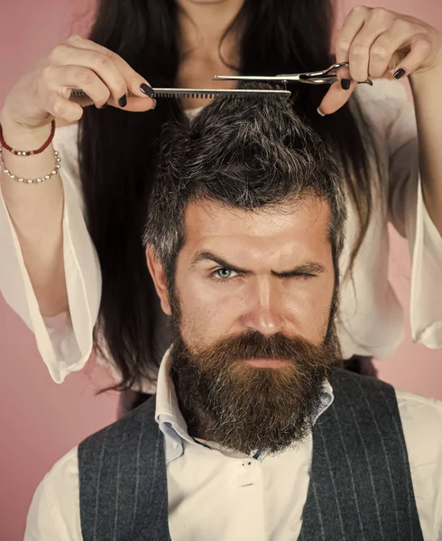 Casal fazer corte de cabelo, relações amorosas . — Fotografia de Stock