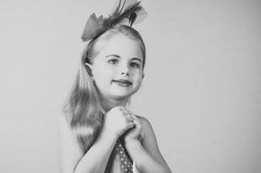 Vintage elbiseli kız balo. Retro kız ya da moda modeli, güzellik. Şık glamour şık elbiseli kız çocuk. Retro görünüm, Kuaför, makyaj. Moda ve güzellik, pinup stil, çocukluk