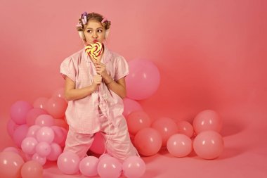 Tatlı lolipoplu mutlu çocuk