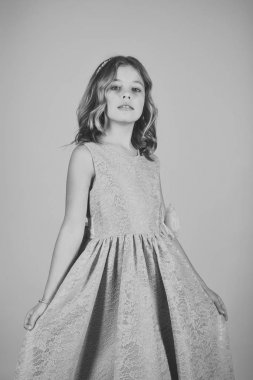 İnsanlar, mutluluk kavramı. Pembe elbise, mutlu küçük kız.