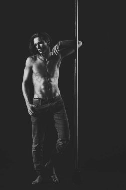 Yorgun dansçı kavramı. Adam çıplak gövde ile