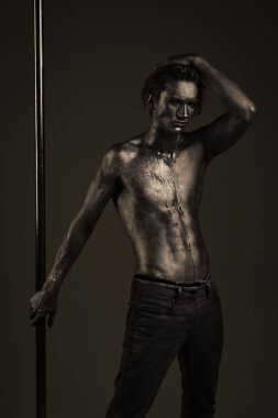 Maço çıplak göğüs, atlet, sporcu ile tutun metalik kutup.