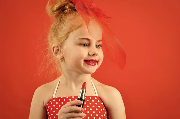 Makeup retro look and hairdresser. Child girl in stylish dress, makeup. Little girl hold lipstick and mirror. Retro girl fashion with cosmetics, beauty. Fashion and beauty, pinup style, childhood — Stock Photo, Image