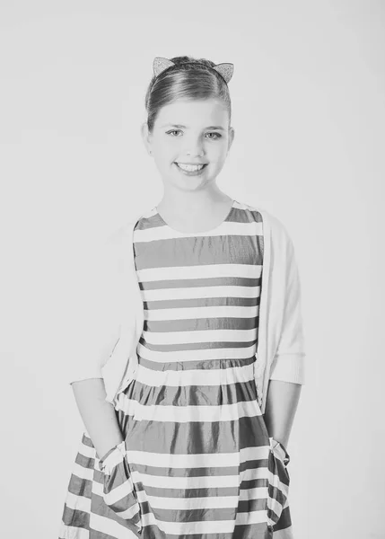Gyermek lány elegáns glamour elegáns ruha. gyermek lány, szép haj — Stock Fotó