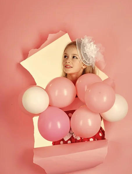 Menina com balões em um fundo rosa. — Fotografia de Stock