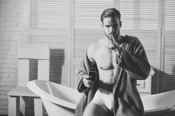 ファッション男ショー沈黙指ジェスチャ、バスルームの秘密 — ストック写真