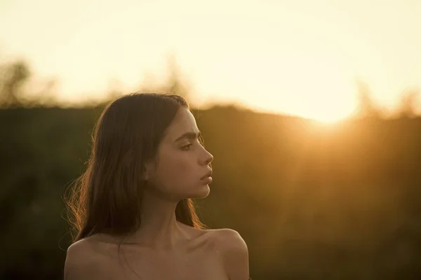 Ομορφιά πορτρέτο του κομψό νεαρή γυναίκα. ηλιοβασίλεμα με φόντο. Αίγλη μακιγιάζ — Φωτογραφία Αρχείου