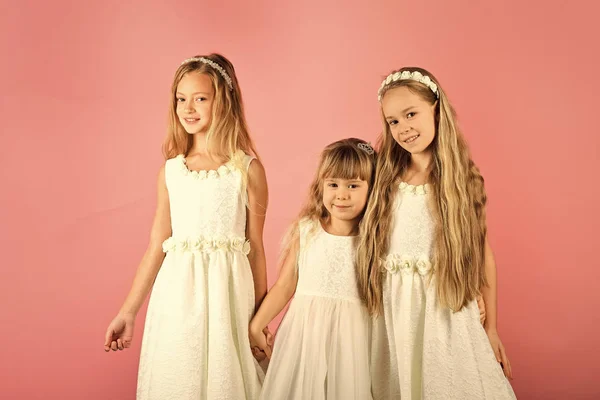 Lindos niños felices están juntos. fondo rosa. Concepto de felicidad, moda y amistad . — Foto de Stock