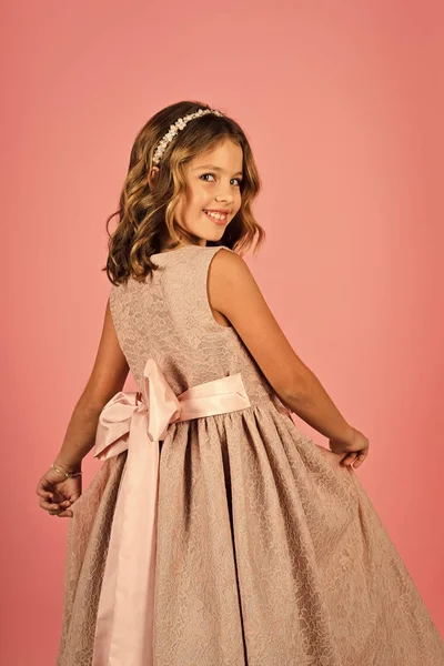 Портрет милой маленькой пинап-девушки на розовом фоне — стоковое фото
