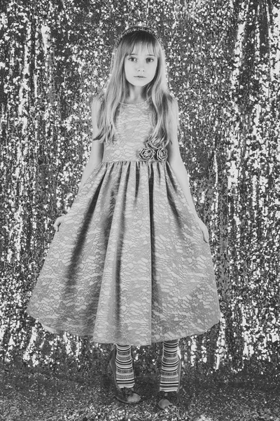 Κοίτα, κομμωτήριο, μακιγιάζ. Παιδί κορίτσι στο φόρεμα κομψό αίγλη, κομψότητα. Μόδα μοντέλο σε ασημί φόντο, ομορφιά. Μόδα και ομορφιά, μικρή πριγκίπισσα. Κοριτσάκι σε μοντέρνο φόρεμα, prom — Φωτογραφία Αρχείου