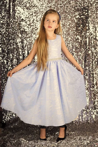 Kleines Mädchen auf silbernem Hintergrund, Mode. — Stockfoto