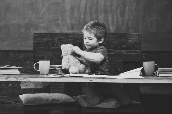 Un ragazzino che gioca con l'orsacchiotto durante le vacanze scolastiche. Bel bambino con il suo giocattolo preferito. Gioco educativo nella scuola materna — Foto Stock
