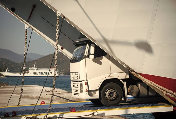 Argo van, camión, kamion transporta mercancías o artículos entre países. Concepto de transporte internacional. Camión sale del ferry, transbordador en un día soleado. Transporte intercontinental . —  Fotos de Stock