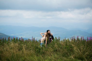 Dağ tepe üzerinde Romantik Çift