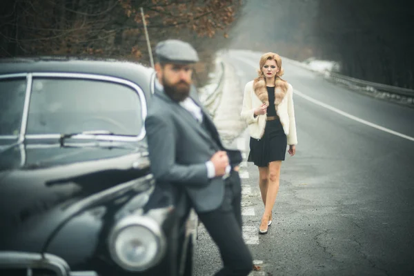 Limousinenwagen mit Fahrer und sexy Dame im Pelzmantel. Limousinenauto im Retro-Stil mit verliebtem Paar. — Stockfoto
