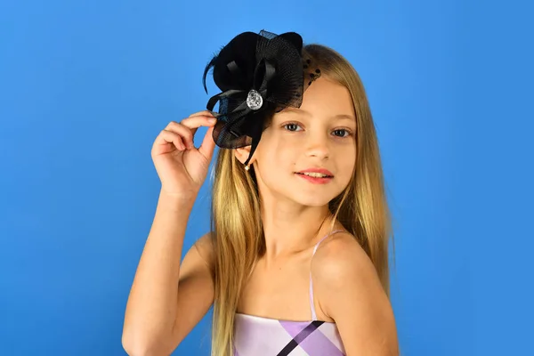 Barnflickan i elegant glamour elegant klänning. barn tjej har vackert hår. — Stockfoto