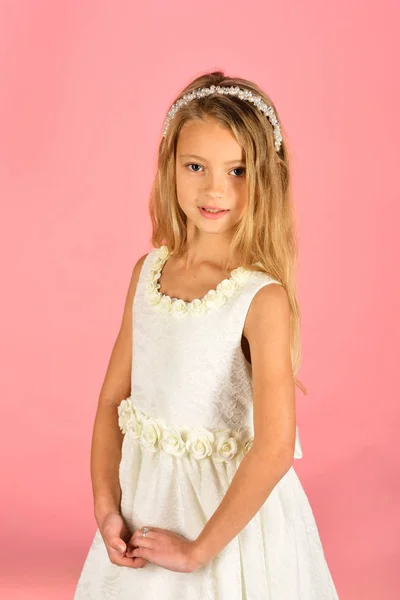 Kis lány a divatos ruha prom. Divat és szépség, kis hercegnő. Gyermek lány ruha elegáns csillogás, elegancia. Divat-model rózsaszín háttér, szépség. Megjelenés, fodrász, smink. — Stock Fotó