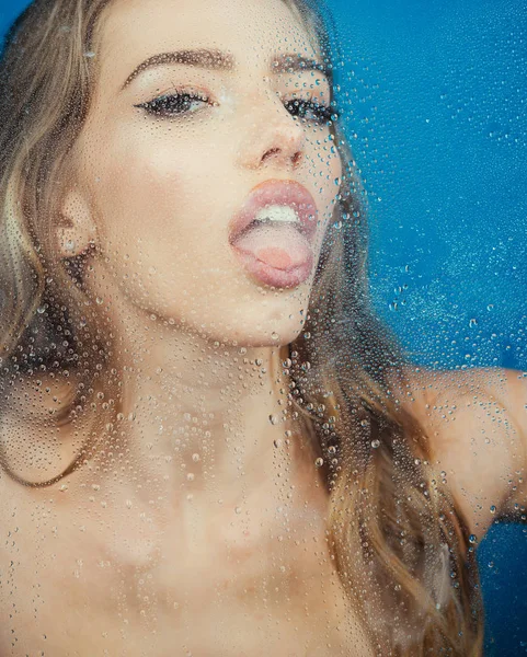 Pencere cam kız yüzü ile yağmur damlaları. yağmur cam ve seksi kadın ceset üzerinde onlara diliyle damlaları.