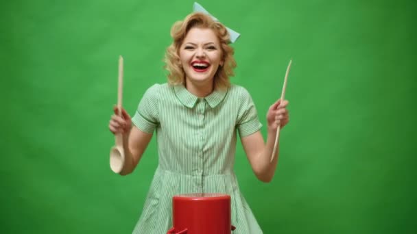 Todos os dias, tarefas domésticas. vida cotidiana de dona de casa com panela cozinhar . — Vídeo de Stock