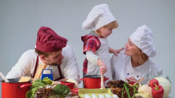 Cocina familiar cocina alimentos concepto de niebla. Comida de cocina familiar en la cocina juntos. Lindo niño y su padre guapo cortando verduras y sonriendo mientras cocina en casa . — Vídeo de stock