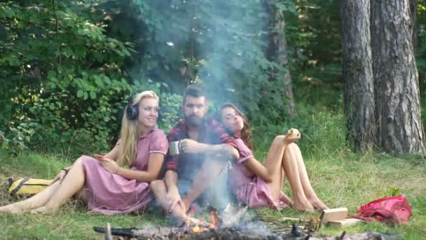 Amigos que acampan comiendo concepto de comida. Campamento bosque aventura viaje remoto relajarse concepto. Jóvenes que acampan — Vídeo de stock