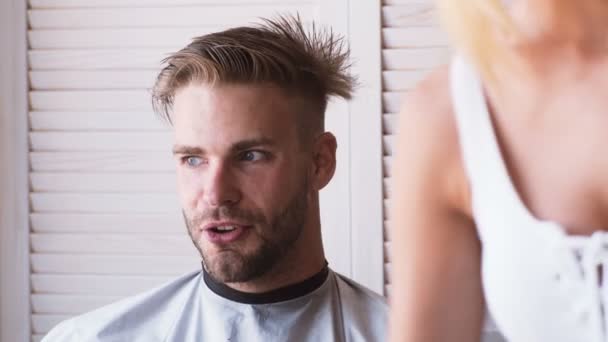 Mens frisyr på Frisör saxen. Stor tid på barbershop. Glad ung skäggig man få frisyr av frisör. Ung Man i Barbershop Hair Care servicekoncept. — Stockvideo