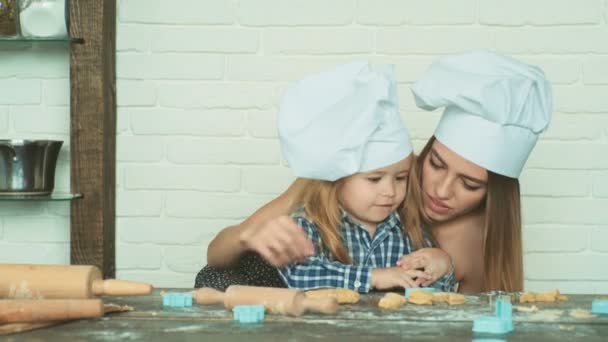 Feliz familia amorosa están preparando la panadería juntos. Madre e hija niña están cocinando galletas y divirtiéndose en la cocina. Comida casera y poco ayudante. — Vídeos de Stock