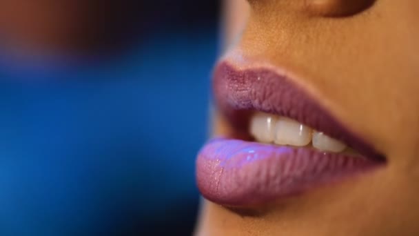 Visagist felle lippenstift op de lippen modellen toe te passen. Make-up artiest doet make-up voor meisje binnen. — Stockvideo