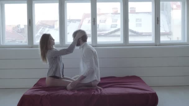 美しい情熱的なカップルはベッドの上のセックスがあります。ベッドの上の愛の若いカップル — ストック動画
