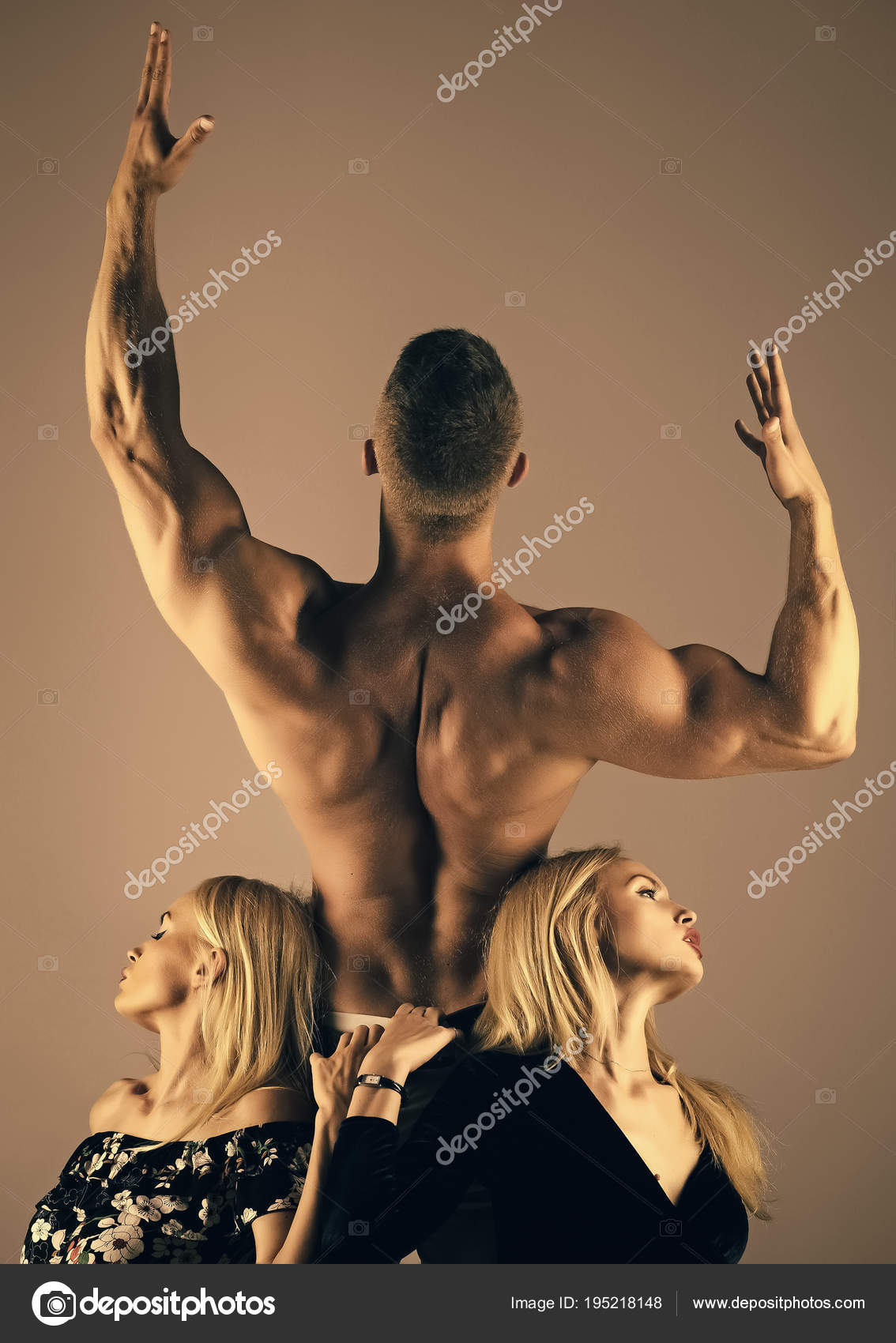 女の子の手と筋肉背中男性ボディービルダーを上げる ストック写真 C Tverdohlib Com 女の子の手と筋肉背中男性ボディービルダーを上げる ストック写真 C Tverdohlib Com