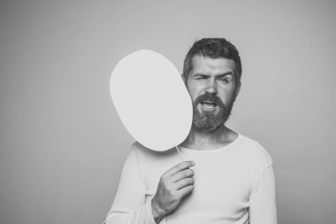 Yüz göz kırpıyor ile hipster tutun kağıt tabela.