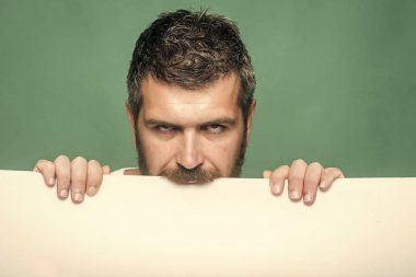 Adam uzun sakal ve bıyık.