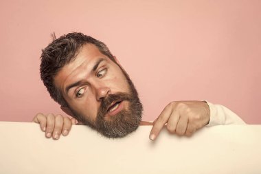 Adam ya da pembe bir arka plan üzerinde sakallı adam.