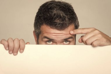 Adam gri arka plan üzerinde.