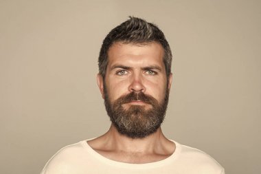 Hipster ciddi bir yüz ile.