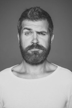 Adam ya da gri arka plan üzerinde sakallı adam