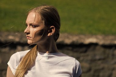 Kadın göz makyajı ve sarışın saçlı, güzellik. Kadın genç deri yüz, Cilt Bakımı ile. Güzellik modeli ile glamour bakmak ve makyaj. Cilt Bakımı ve kozmetik makyaj.