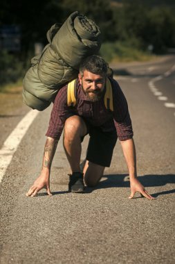 Adam Gezgin gülümseme ile çalıştırmak için başlangıç konumu üzerinde sırt çantası