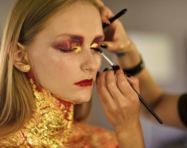 Güzellik modeli Başlarken sanat yapmak kadar bitmiş, Sima